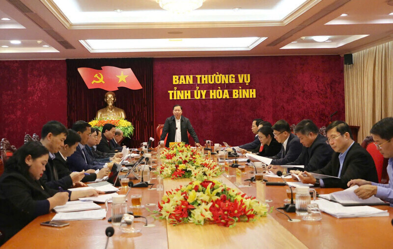 Hoa Binh province meets to discuss plans to reorganize and streamline the apparatus. Photo: Le Hue