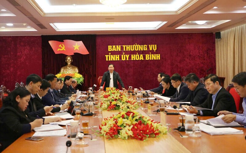 Hoa Binh province meets to discuss plans to reorganize and streamline the apparatus. Photo: Le Hue