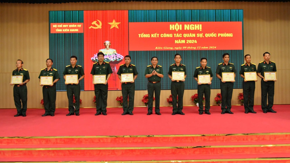 Bo CHQS tinh da trao tang danh hieu “Don vi tien tien” cho 33 tap the, danh hieu “Chien si thi dua co so” cho 50 ca nhan, “Chien si tien tien” cho 117 ca nhan thuoc luc luong thuong truc. Anh: Phuong Vu