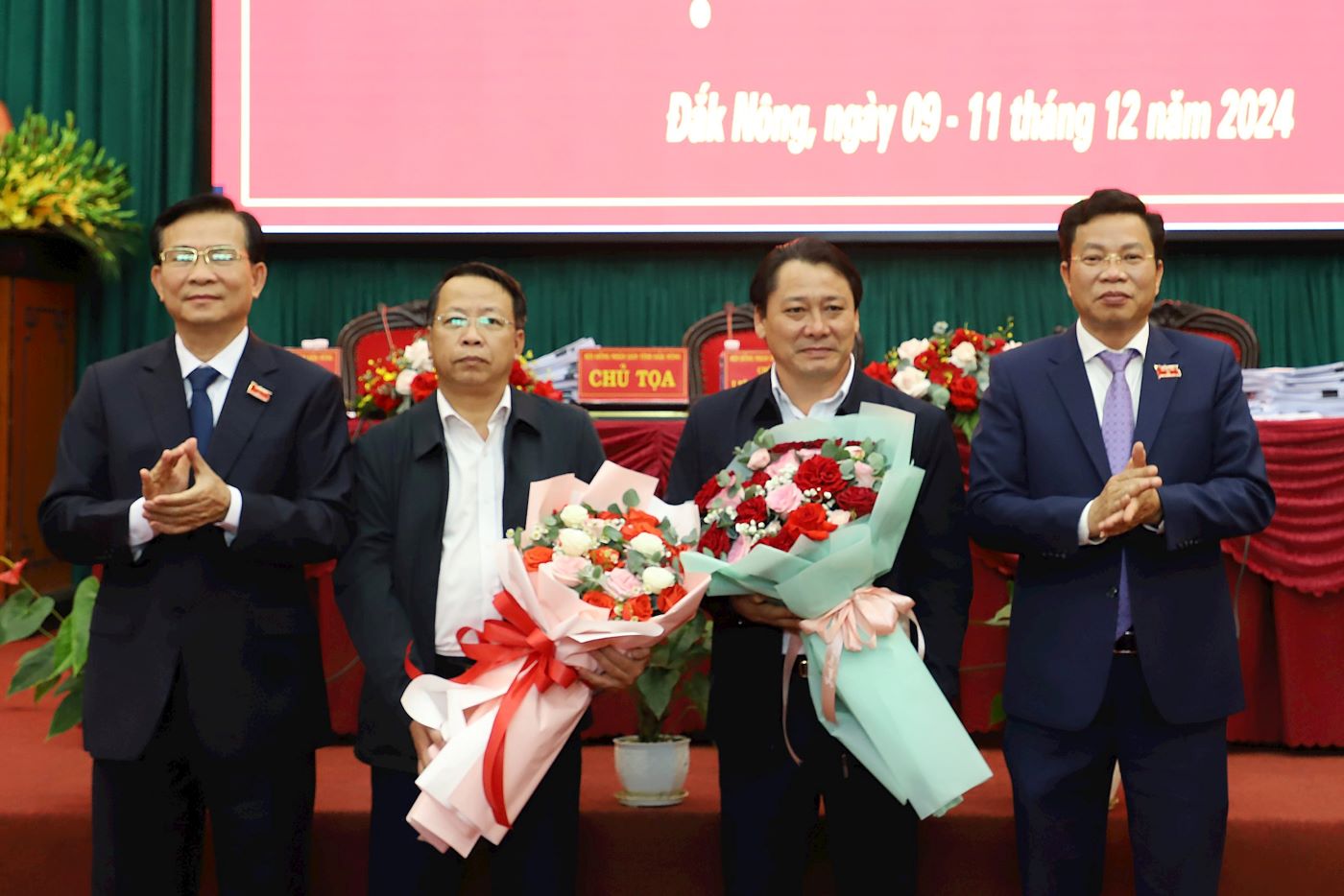 After receiving their new assignments, Mr. Nguyen Trung Hieu and Mr. Le Ngoc Quang were dismissed from their positions as members of the Dak Nong Provincial People's Committee. Photo: Bao Lam