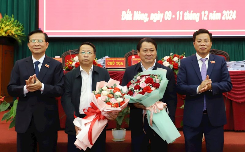 After receiving their new assignments, Mr. Nguyen Trung Hieu and Mr. Le Ngoc Quang were dismissed from their positions as members of the Dak Nong Provincial People's Committee. Photo: Bao Lam