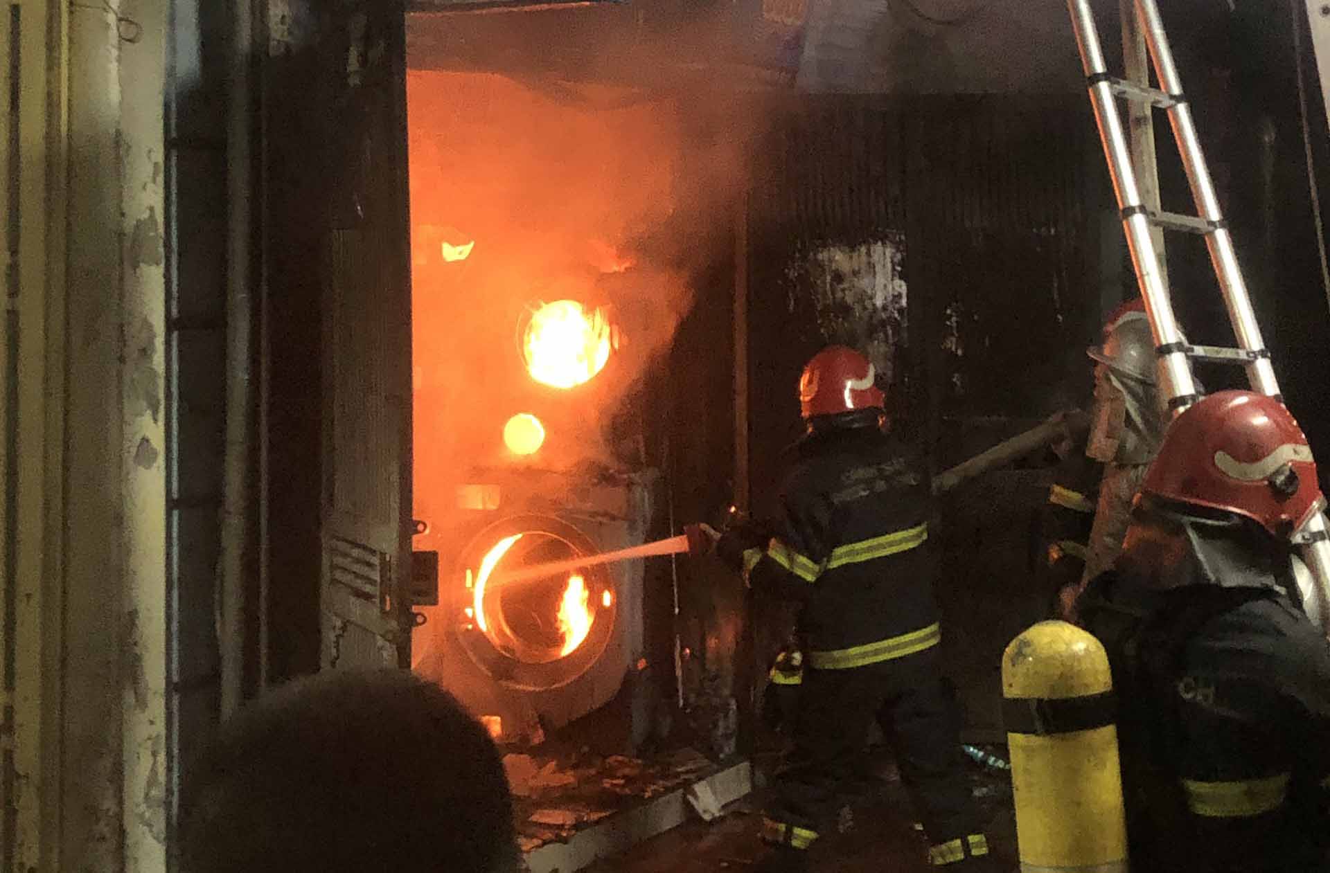 Lực lượng cảnh sát chữa cháy và cứu nạn, cứu hộ, Công an TP Hà Nội thực hiện nhiệm vụ. Ảnh: Công an Hà Nội