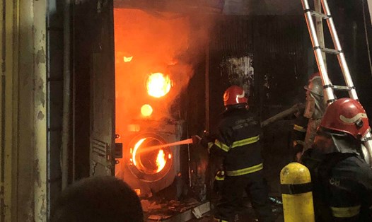 Lực lượng cảnh sát chữa cháy và cứu nạn, cứu hộ, Công an TP Hà Nội thực hiện nhiệm vụ. Ảnh: Công an Hà Nội