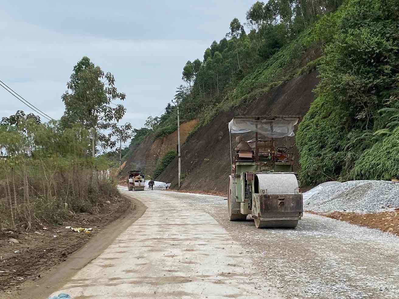 Cong nhan, may moc thi cong tren tuyen duong. Anh: Tran Bui