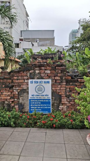 Truong Tan Buu mausoleum relic is deteriorating. Photo: DI PY