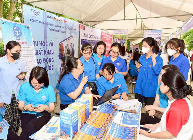 Workers in Tuyen Quang City are consulted and introduced to jobs. Photo: Thu Trang