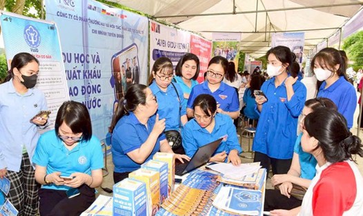 Người lao động trên địa bàn TP Tuyên Quang được tư vấn, giới thiệu việc làm. Ảnh: Thu Trang