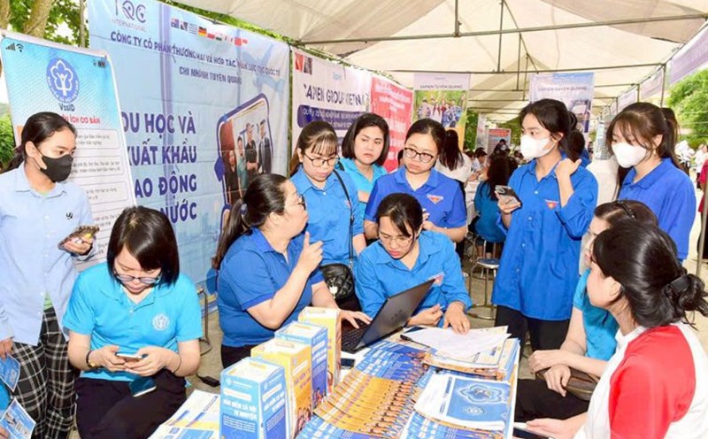 Workers in Tuyen Quang City are consulted and introduced to jobs. Photo: Thu Trang