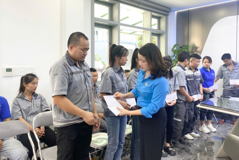 Lang Son Provincial Labor Federation gives support to workers of DK Viet Nhat Electric Vehicle Company Limited after the factory fire. Photo: Hoang Nhu