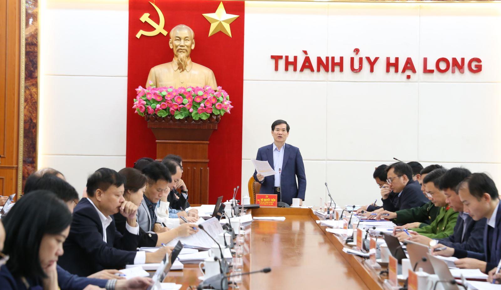 Mr. Vu Quyet Tien - Member of the Standing Committee of Quang Ninh Provincial Party Committee, Secretary of Ha Long City Party Committee - gave a speech at the conference. Photo: Tran Thanh