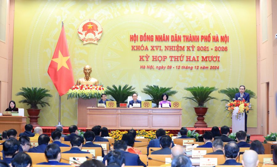 Politburo member and National Assembly Chairman Tran Thanh Man delivered a speech at the session. Photo: Hanoi People's Council