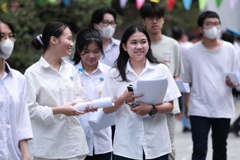 Heated debate on sharply reducing early university admission quotas. Photo: Hai Nguyen