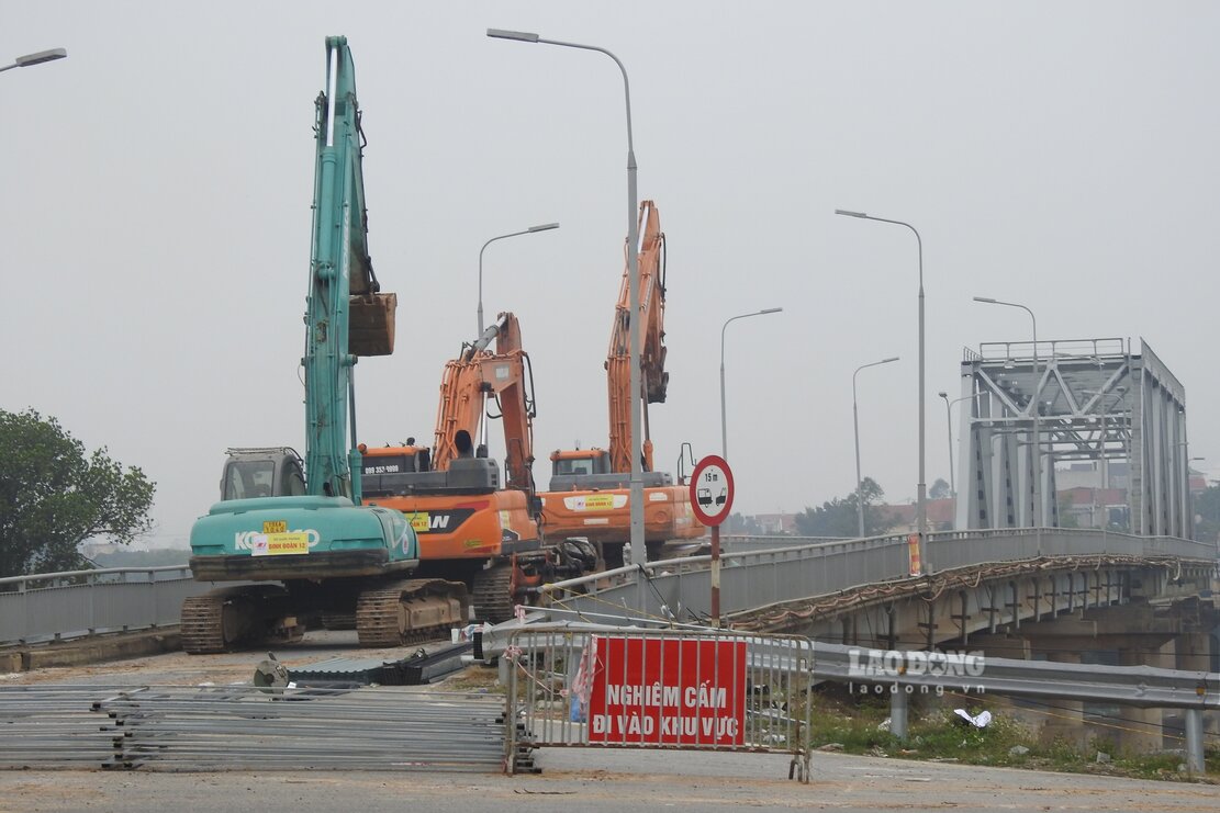 Many excavators have been mobilized to Phong Chau bridge. Photo: To Cong.