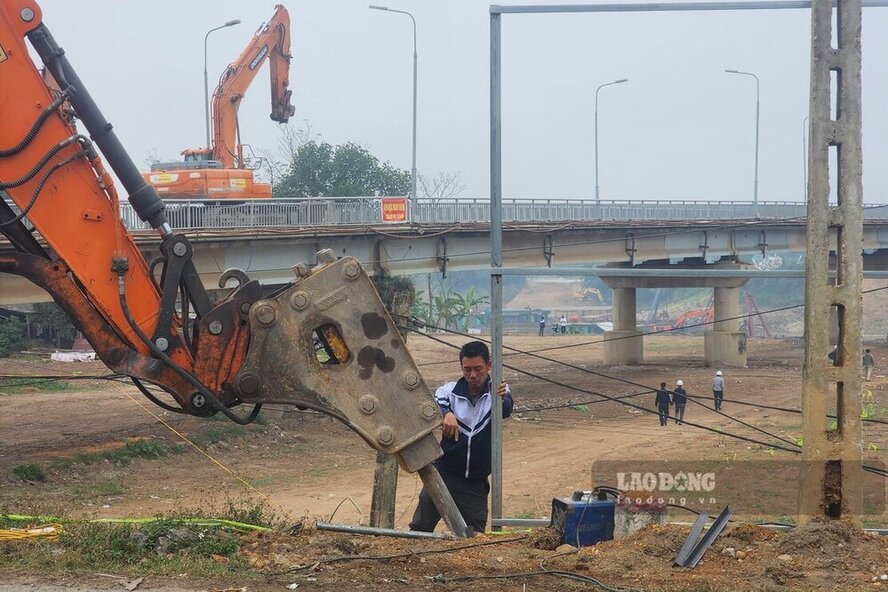 Don vi thi cong dang tien hanh lap dat hang rao. Anh: To Cong.