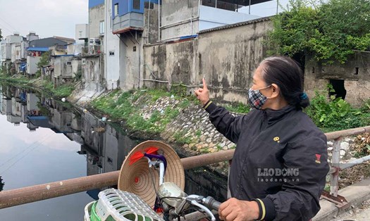 Người dân phản ánh về kênh Gia gây ô nhiễm. Ảnh: Hà Vi