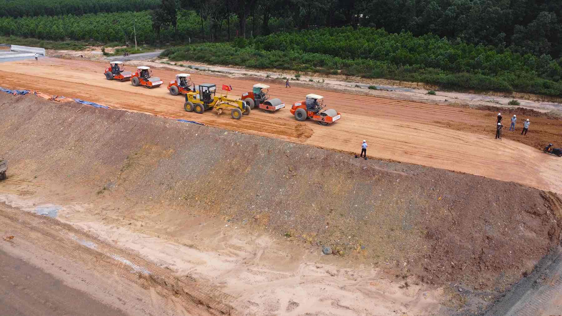 Construction of component project 1 of Bien Hoa - Vung Tau expressway through Dong Nai province. Photo: HAC