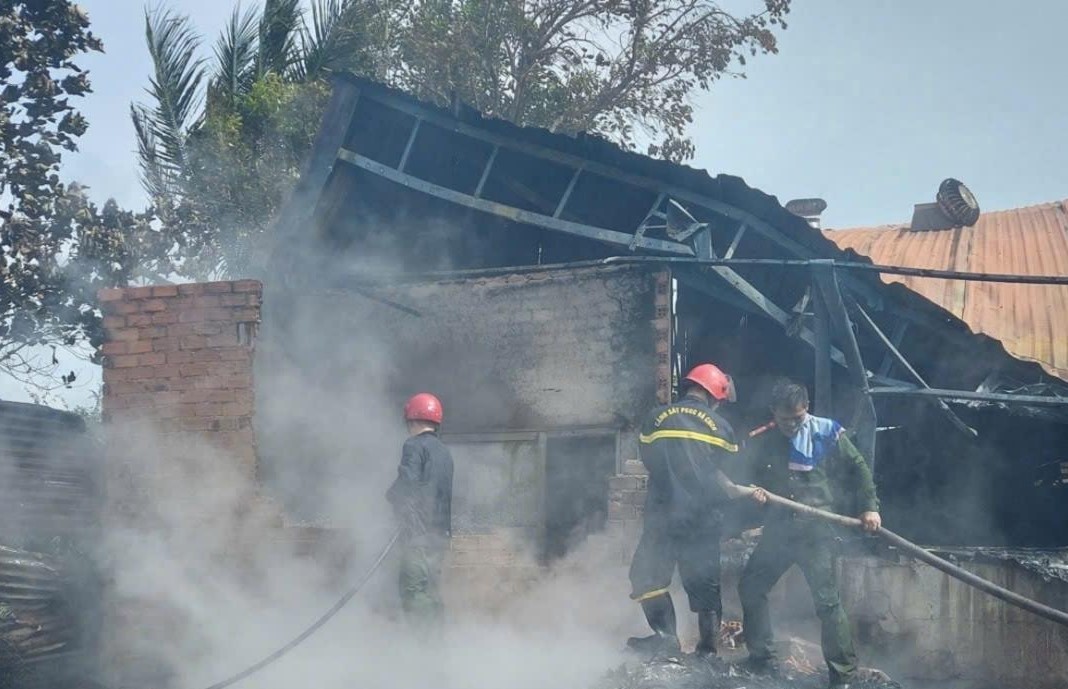 Forces participating in extinguishing the fire at the scrap warehouse. Photo: Le Suong