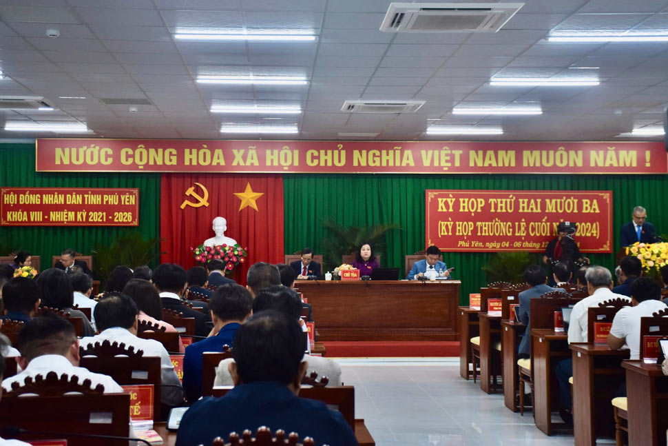 At the 23rd Session, the People's Council of Phu Yen province passed 42 Resolutions. Photo: Minh Du