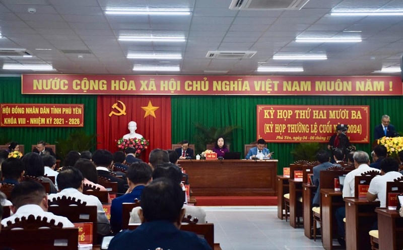 At the 23rd Session, the People's Council of Phu Yen province passed 42 Resolutions. Photo: Minh Du