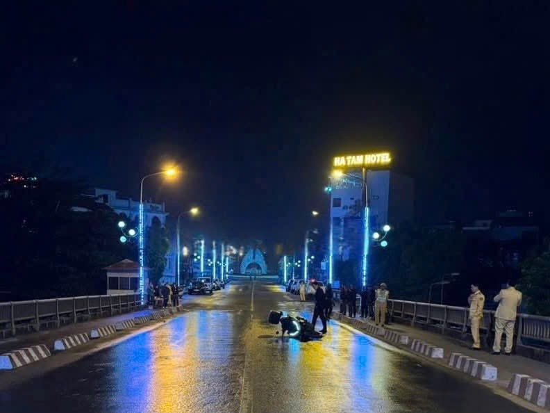 Traffic accident scene at Hoa Binh 1 bridge. Photo: Provided by police.