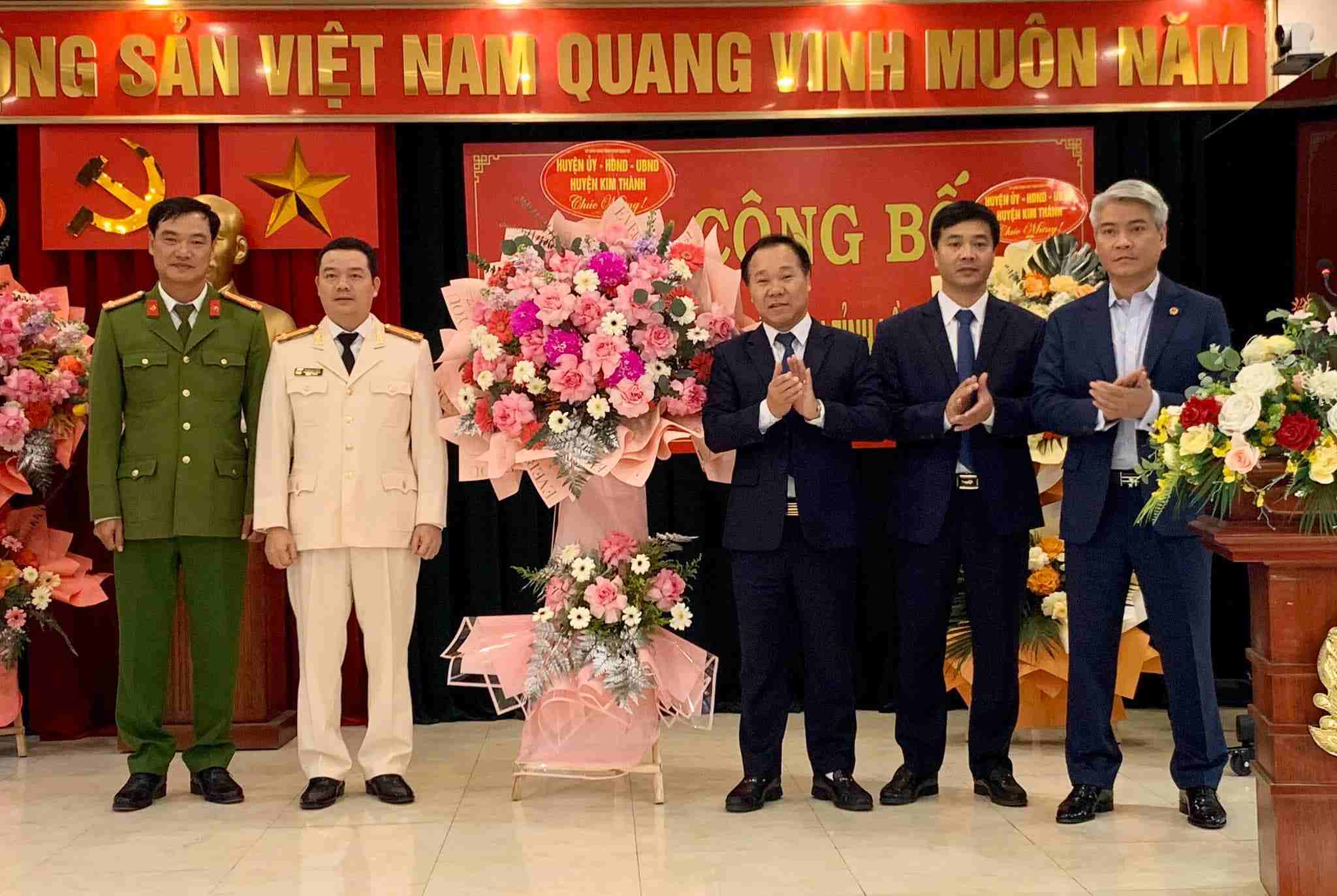 Thuong ta Vu Van Huong lam tan Truong Cong an huyen Cam Giang. Anh: Cong an huyen Kim Thanh