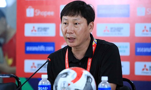 Huấn luyện viên Kim Sang-sik tham dự họp báo sau trận thắng 4-1 của tuyển Việt Nam trước Lào. Ảnh: Minh Dân