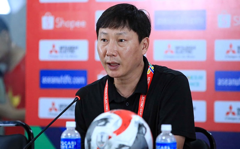 Coach Kim Sang-sik attends a press conference after Vietnam's 4-1 victory over Laos. Photo: Minh Dan
