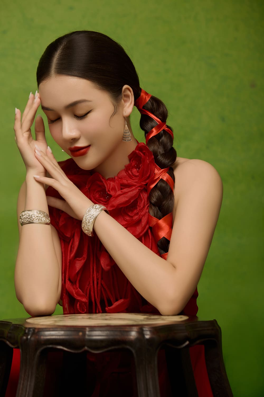 Xuat hien lan dau trong show Pho Concert, Vu Thuy Linh ngay lap tuc duoc cac chuyen gia danh gia cao boi giong hat trong treo, cam xuc va hat thinh phong theo cach moi me, hop thoi; 