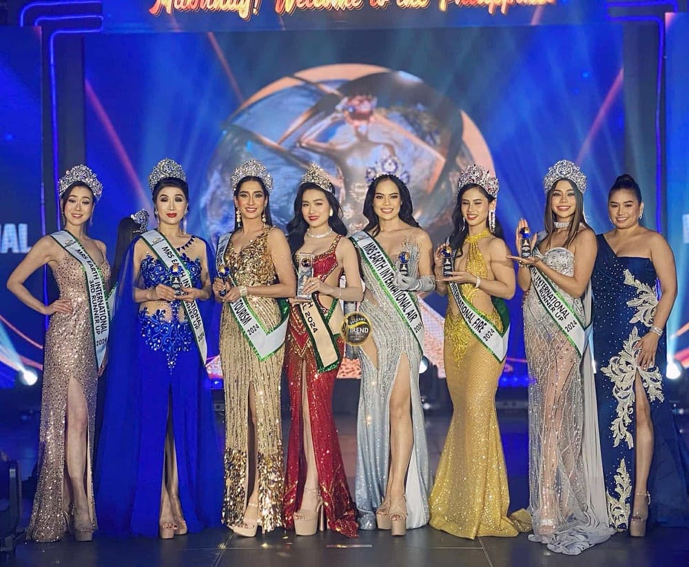 Vu Thi Hoa (red dress) was crowned "Mrs Earth International 2024". Photo: Interviewee