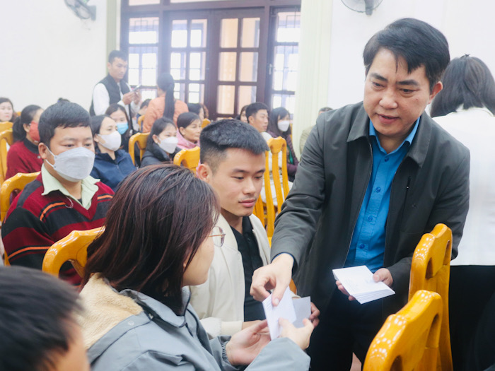 Ông Phan Thanh Lân - Phó Chủ tịch LĐLĐ tỉnh Quảng Bình trao quà cho người lao động. Ảnh: Tâm Đức