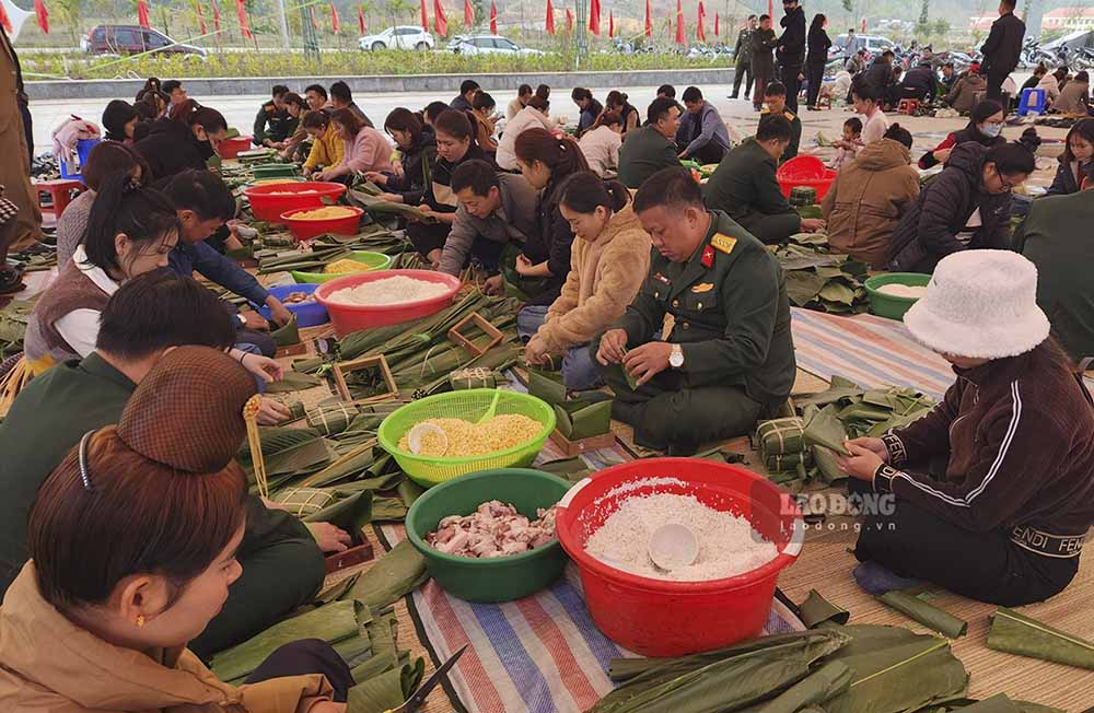 Ông Lê Khánh Hòa - Bí thư Huyện ủy Nậm Pồ cho biết, Chương trình “10 nghìn bánh chưng xanh” ngay khi đưa ra ý tưởng đã được đông đảo cán bộ, công chức và các đơn vị, địa phương nhiệt tình ủng hộ.