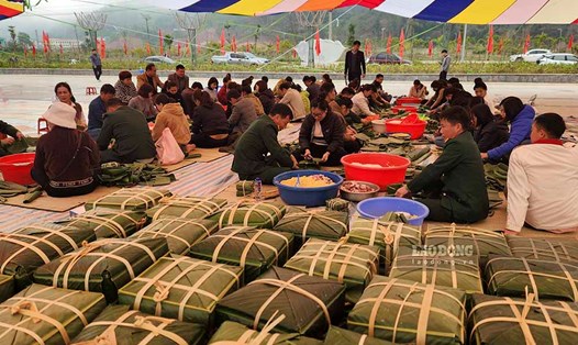 Huyện biên giới Nậm Pồ, Điện Biên gói 10 nghìn bánh chưng xanh tặng hộ nghèo. Ảnh: Thúy Hà