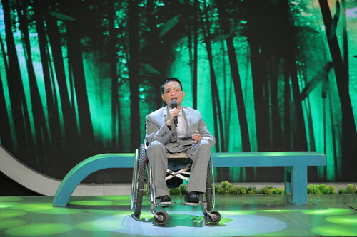 Chàng trai khuyết tật Nguyễn Anh Dũng khoe giọng hát tại chương trình. Ảnh: VTV