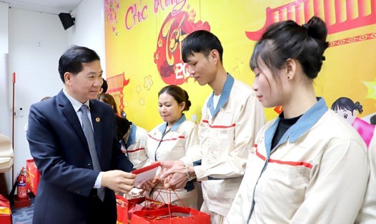 Phó Chủ tịch Liên đoàn Lao động Thành phố Hà Nội Nguyễn Huy Khánh trao quà Tết cho đoàn viên, người lao động. Ảnh: Ngọc Ánh