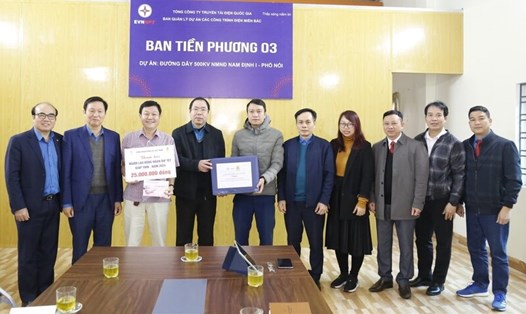Lãnh đạo Công đoàn Điện lực Việt Nam thăm hỏi, tặng quà Ban Tiền phương 3. Ảnh: Cường Đắc