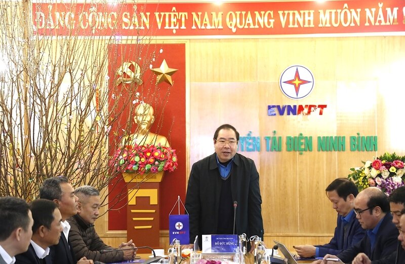 Ông Đỗ Đức Hùng - Chủ tịch Công đoàn Điện lực Việt Nam phát biểu trong buổi làm việc với Truyền tải điện Ninh Bình. Ảnh: Cường Đắc