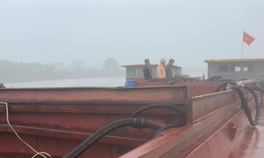 Tàu khai thác cát trái phép trên sông Trà Lý ở huyện Tiền Hải, tỉnh Thái Bình bị bắt giữ. Ảnh: Nam Hồng