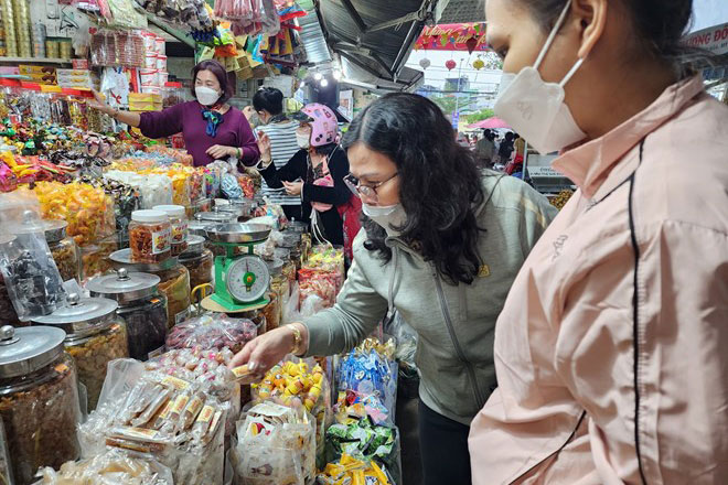 Thực phẩm ngày Tết có sức hấp dẫn lớn với các bà nội trợ. Ảnh: Thùy Trang