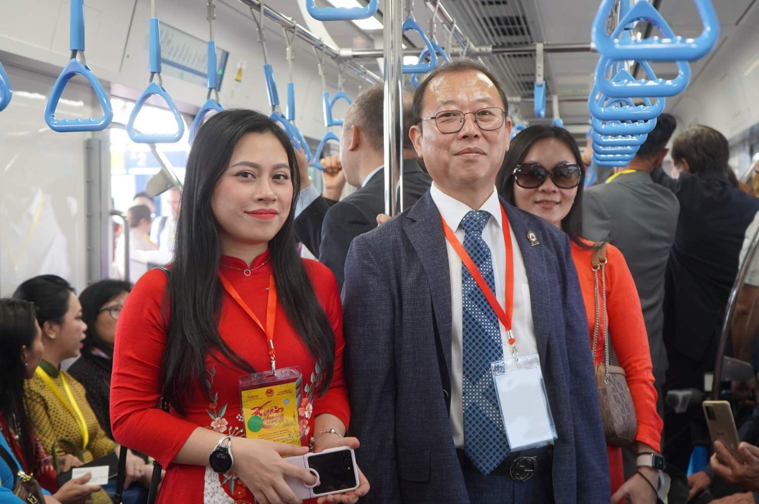 Đoàn kiều bào tiêu biểu tham quan, trải nghiệm tuyến Metro số 1. Ảnh: Phương Ngân