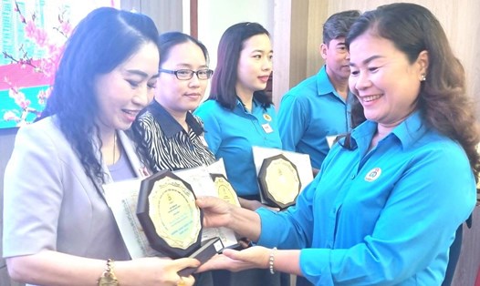 Bà Lê Thị Bích Hạnh - Chủ tịch LĐLĐ Quận 5 - trao Giấy khen và phần thưởng cho các gương sáng đảng viên. Ảnh: Nam Dương