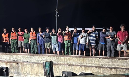 12 thuyền viên nước ngoài gặp nạn trên biển đã vào bờ an toàn. Ảnh: BĐBP