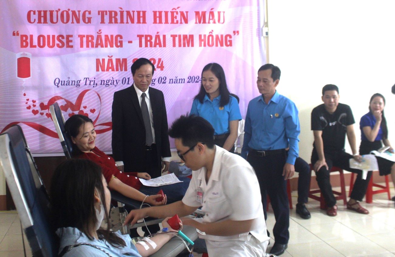 Lãnh đạo Sở Y tế tỉnh Quảng Trị và Công đoàn ngành Y tế tỉnh Quảng Trị động viên người lao động tham gia hiến máu. Ảnh: Bội Nhiên.