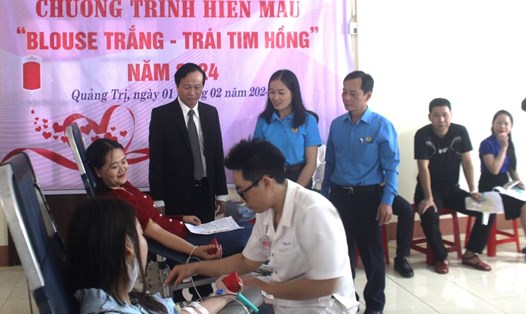 Lãnh đạo Sở Y tế tỉnh Quảng Trị và Công đoàn ngành Y tế tỉnh Quảng Trị động viên người lao động tham gia hiến máu. Ảnh: Bội Nhiên.