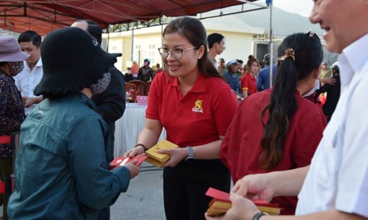 Chương trình cộng đồng “Tết sẻ chia, năm Rồng khởi sắc" diễn ra tại Ninh Thuận, trao tay 350 phần quà cho công nhân và ngư dân. Ảnh: SABECO