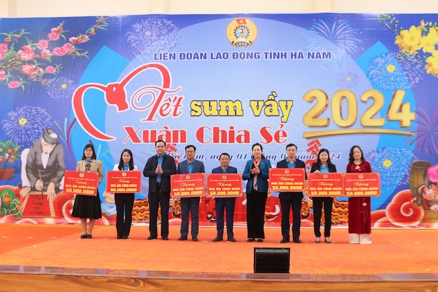 Chủ tịch Tổng Liên đoàn Lao động Việt Nam Nguyễn Đình Khang và Bí thư Tỉnh ủy Hà Nam trao hỗ trợ mái ấm công đoàn 