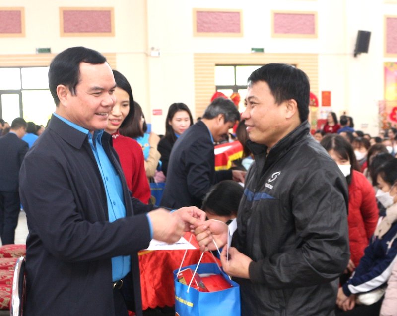 Chủ tịch Tổng Liên đoàn Lao động Việt Nam Nguyễn Đình Khang trao quà tới công nhân lao động tại chương trình. Ảnh: Đại Nghĩa 