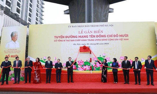 Các lãnh đạo Trung ương và TP Hà Nội thực hiện nghi lễ gắn biển tên đường cố Tổng Bí thư Đỗ Mười. Ảnh: Quang Thái