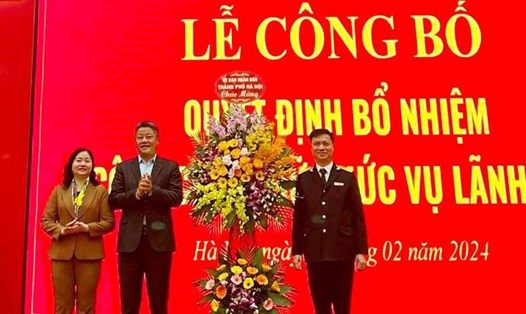 Ông Nguyễn Mạnh Quyền - Phó Chủ tịch UBND TP Hà Nội tặng hoa chúc mừng tân Phó Cục trưởng Cục Thuế TP Hà Nội. Ảnh: UBND TP Hà Nội