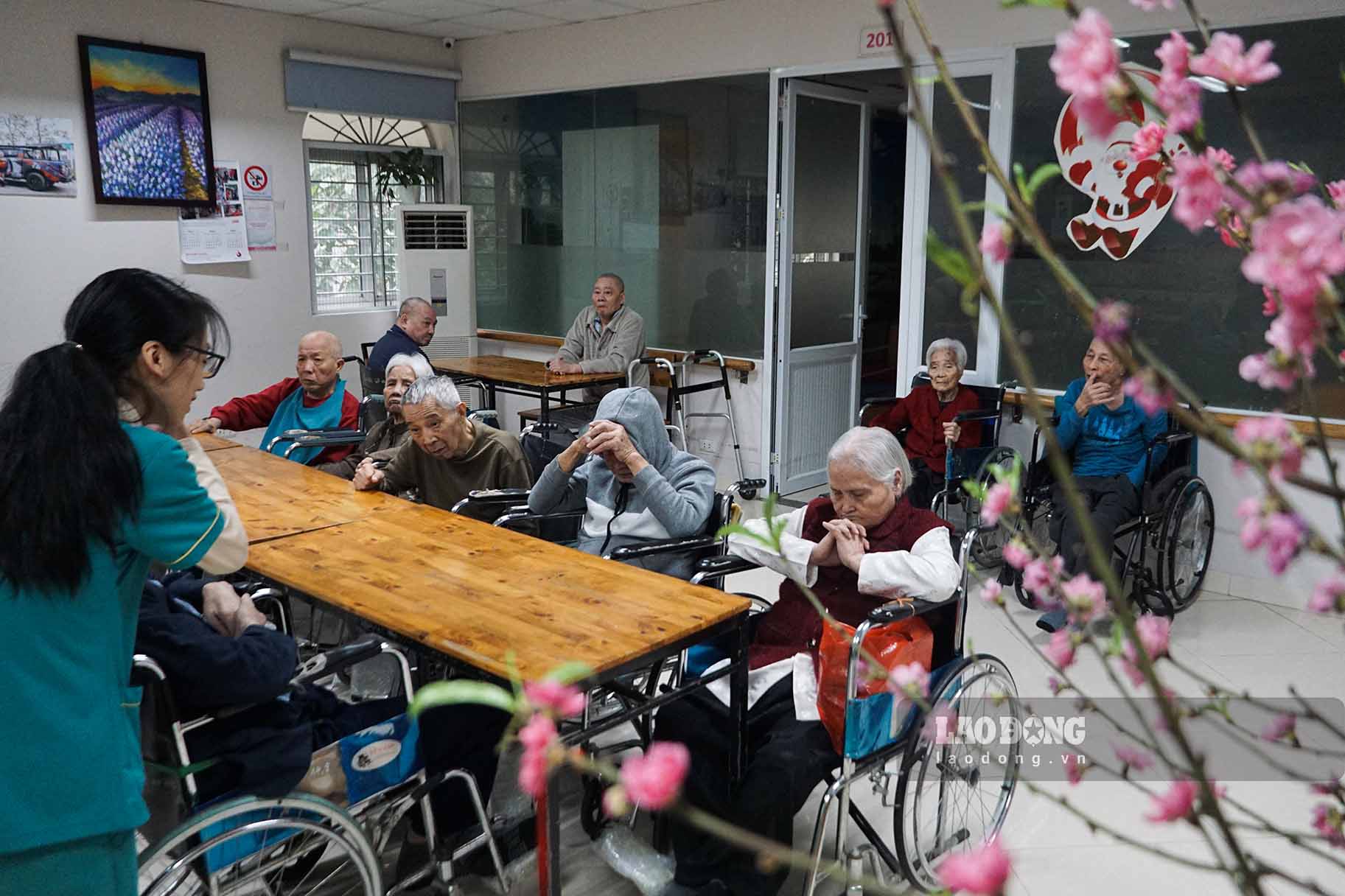 Tết là dịp để sum họp bên gia đình, nhưng vì hoàn cảnh, sức khỏe nên nhiều người cao tuổi lựa chọn đón Tết tại viện dưỡng lão.