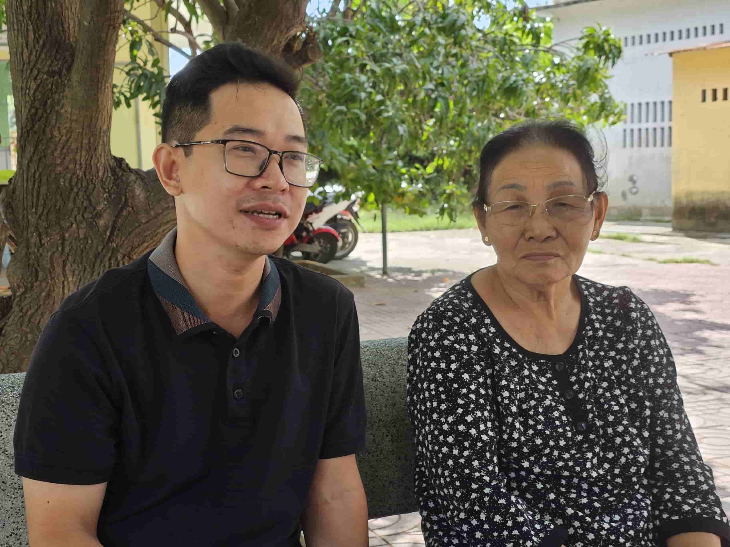 Anh Khoa và cô Thảo có thời gian công tác lâu năm tại lớp học chùa Lộc Thọ. Ảnh: Hữu Long